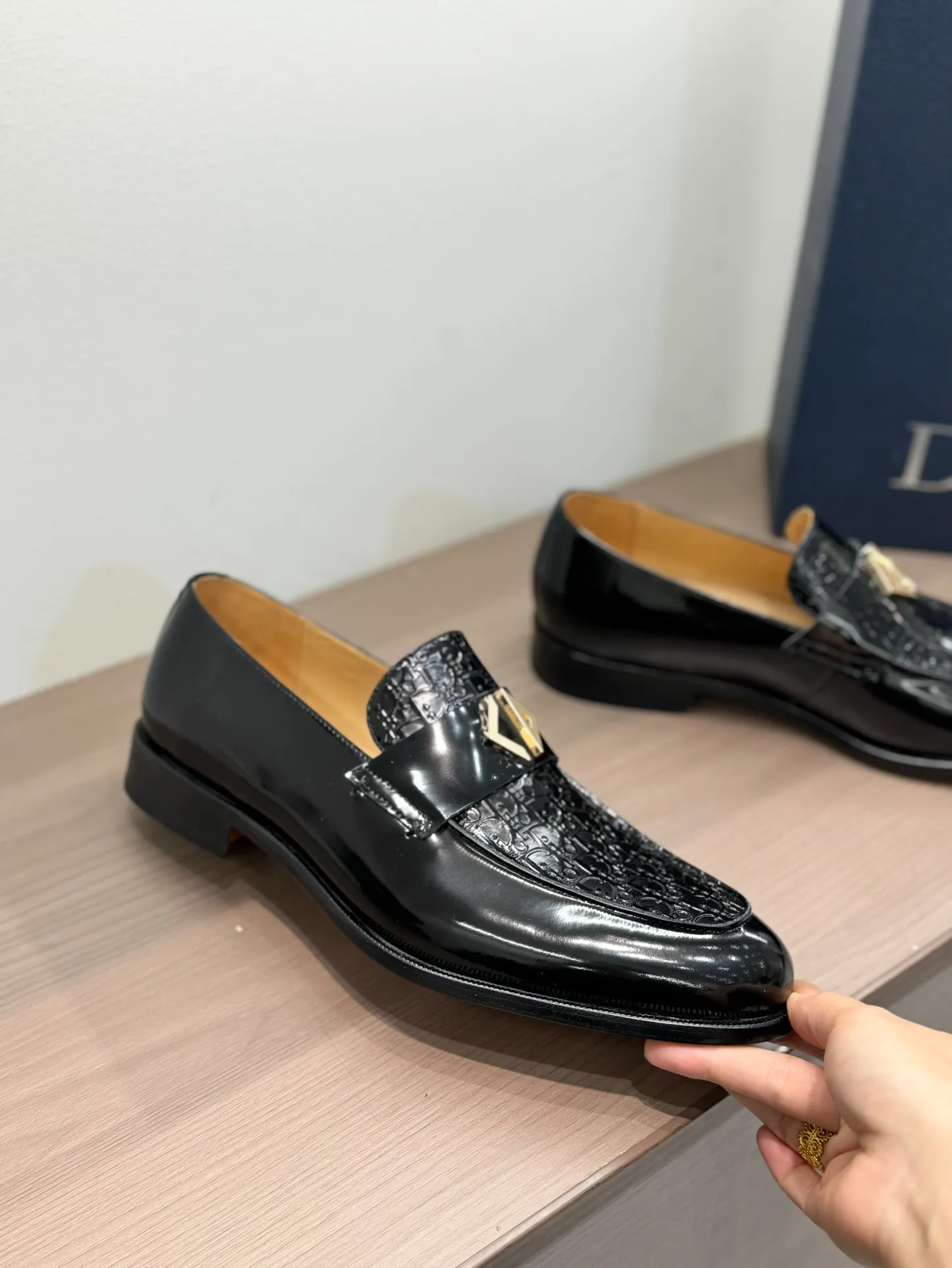 [Dior Dior] Top P: 960💰 Standard code 39-44 (38.45.46 custom-made, non-refundable and non-exchangeable) Dior Dior's latest high-end men's boutique casual leather shoes, the upper is carefully made of black cowhide/open-edge beaded leather/high-mercerized frosted cowhide, the classic silhouette shows elegance, and the upper strap is matched with a metal-coated CD Icon decorative buckle to enhance the style. Comfortable and lightweight, the Italian leather sole features anti-slip rubber inserts. The Blake structured leather sole with anti-slip details showcases Dio*'s exceptional craftsmanship. Elegant and refined, it can be matched with all kinds of suits.
